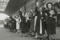 Winkende Frauen am Bahnhof SBB bei der Mobilmachung, 1939