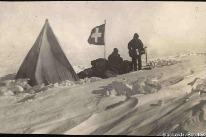 Expeditionsmitglieder mit Schweizer Fahne vor Zelt in der Antarktis, 1912