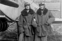 Fräulein Stüssy und König vor Flugzeug 125, 1926