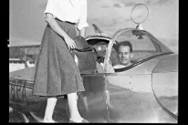 Frau beim Besteigen eines Flugzeug-Cockpits, 1949