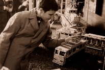 Knabe beim Betrachten eines Spielzeugbusses an der Mustermesse 1965